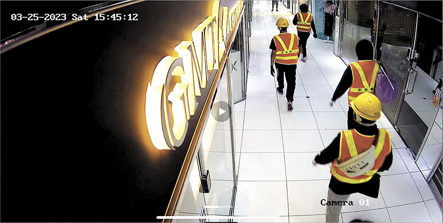 ◆4名南亞裔賊得手後施施然離開。 閉路電視截圖