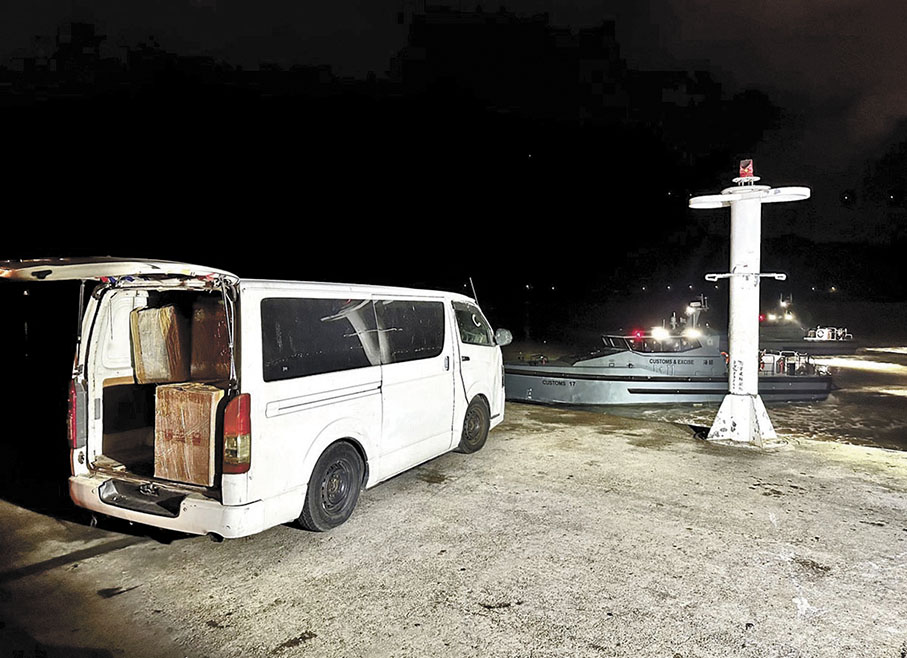 ◆私梟在碼頭棄下客貨車和私貨，跳上快艇逃去。