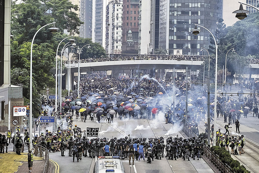 ◆2019年9月29日，至少500名黑暴分子打砸燒圍攻金鐘政總，其中一批12名被告分別承認及被裁定暴動罪成，昨日在區域法院接受判刑。圖為當日暴動情況。 資料圖片