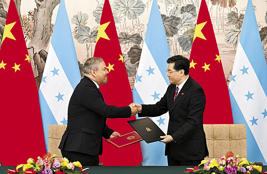 ◆2023年3月26日，國務委員兼外交部長秦剛在北京與洪都拉斯外交部長雷納舉行會談，並簽署了《中華人民共和國和洪都拉斯共和國關於建立外交關係的聯合公報》。 新華社