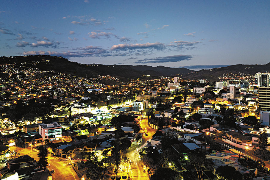 ◆3月25日航拍的洪都拉斯首都特古西加爾巴。 新華社