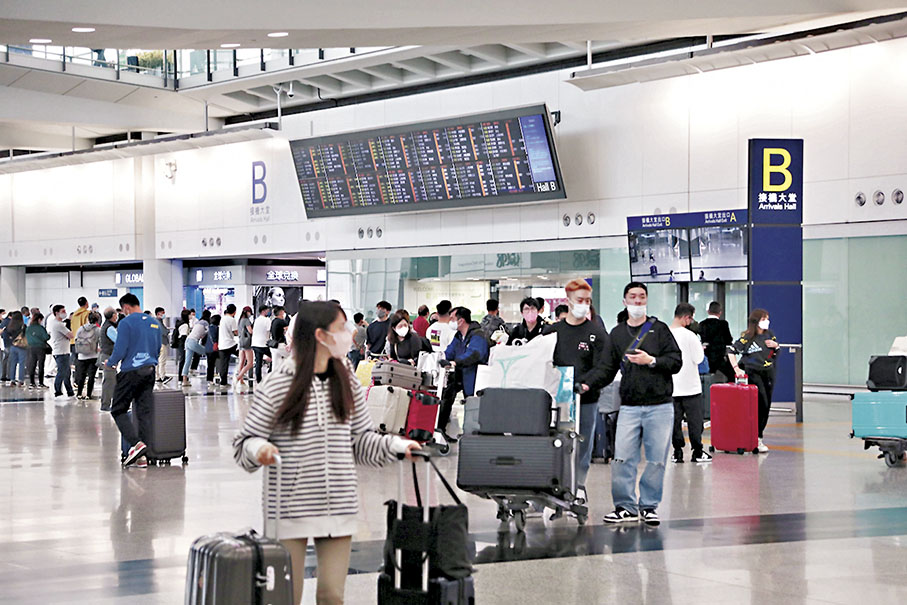◆ 疫後本港機場接待旅客人數節節攀升。 資料圖片 