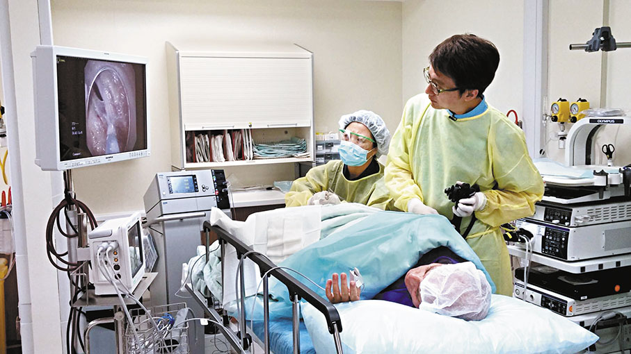 ◆ 醫管局表示歡迎所有醫學生、實習生、學員和專科醫生參加招聘日。圖為醫生為病人診症。  資料圖片