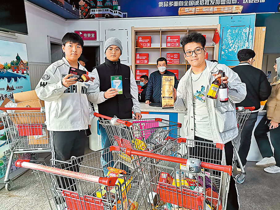 ◆ 年輕人在俄品多超市選購物品。香港文匯報記者吳千 攝