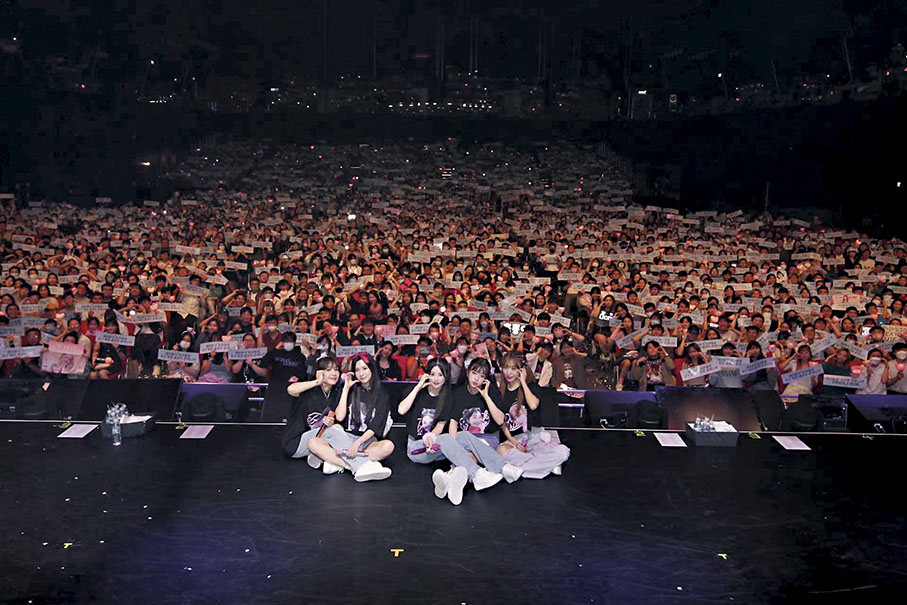 ◆Apink與粉絲合影。