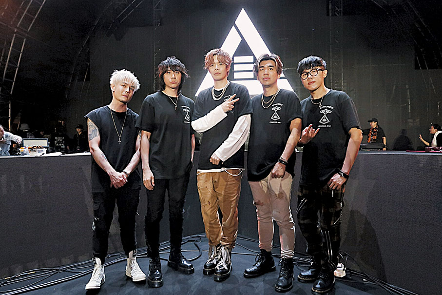 ◆八三夭相隔4年再在港開騷，感謝粉絲冒雨支持。