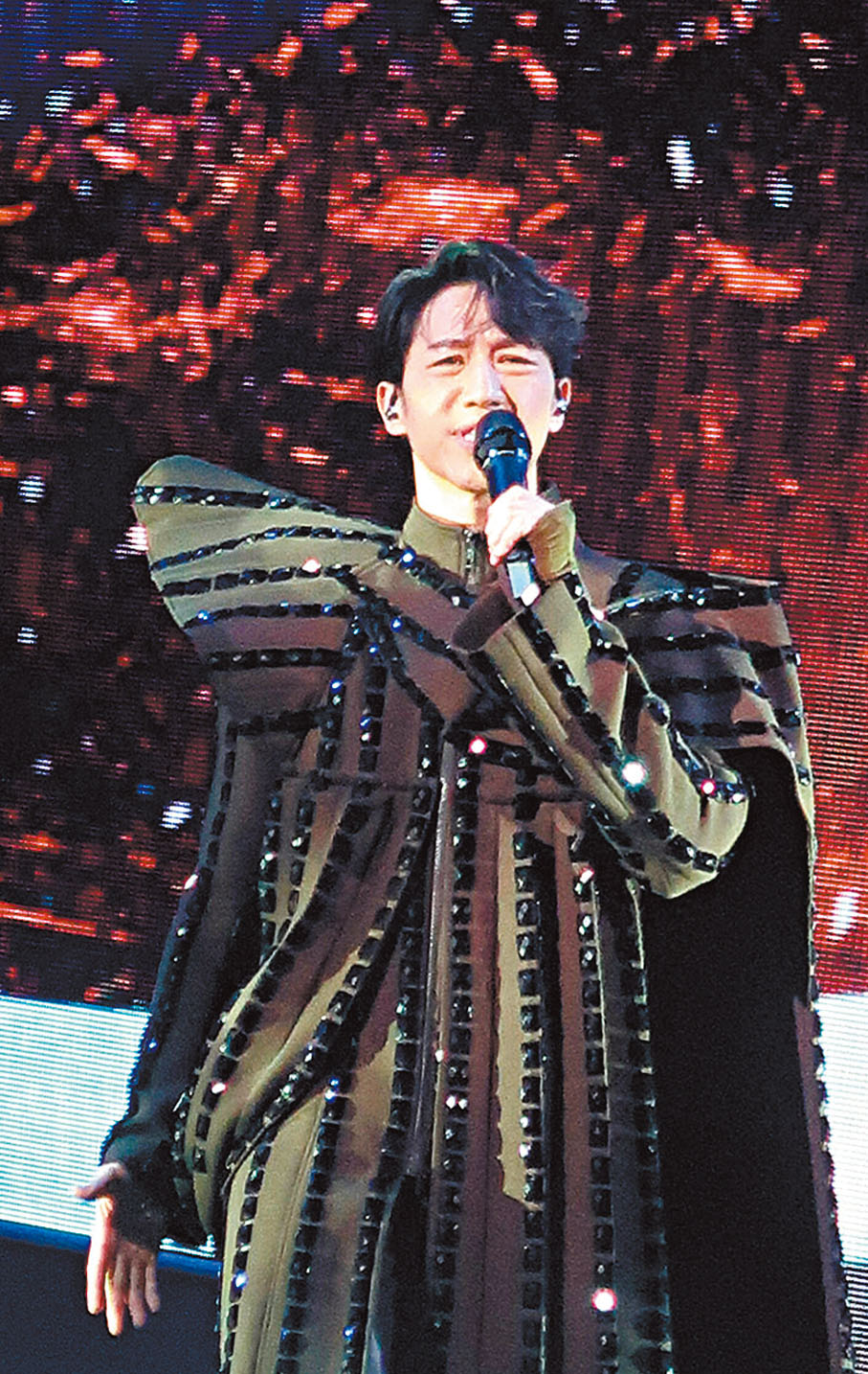 ◆ 馮允謙以一身武士裝束登場，並一口氣連唱三首快歌。