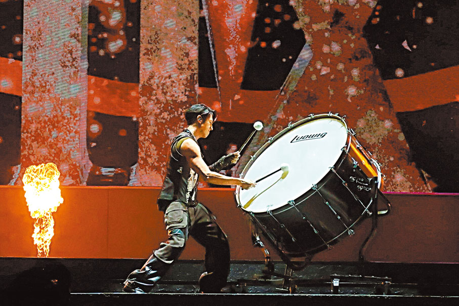 ◆ 馮允謙大晒一雙結實麒麟臂表演打鼓。