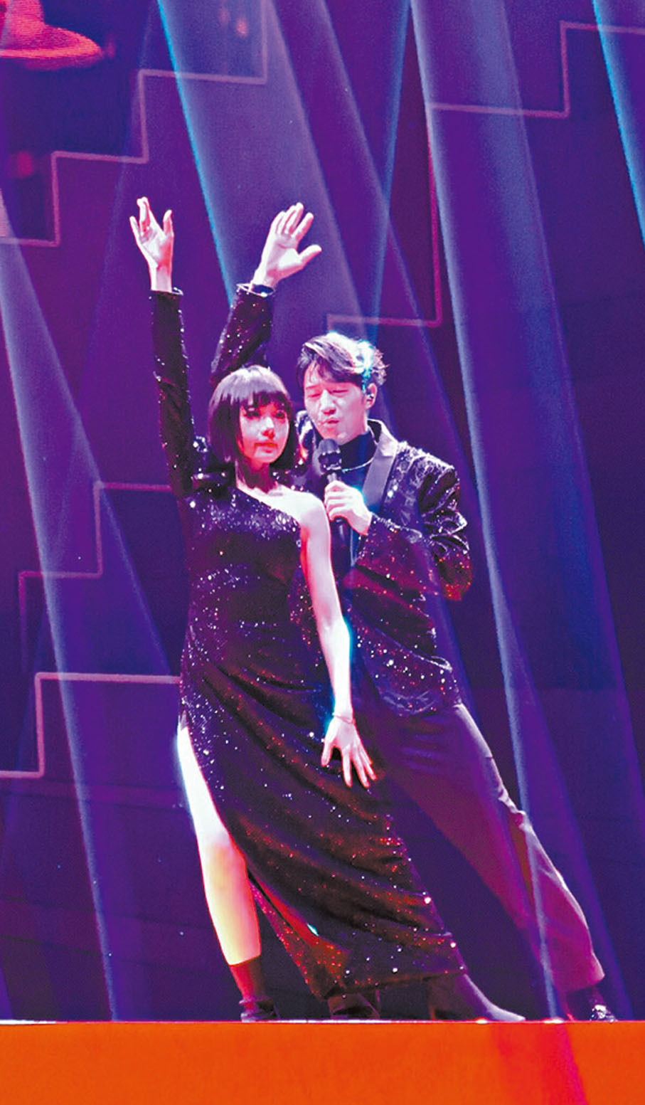 ◆馮允謙與大馬女神林明禎在鋼琴上大跳辣身舞。