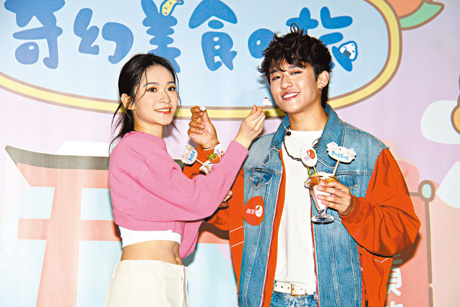 ◆雲浩影與陳毅燊互相餵食。