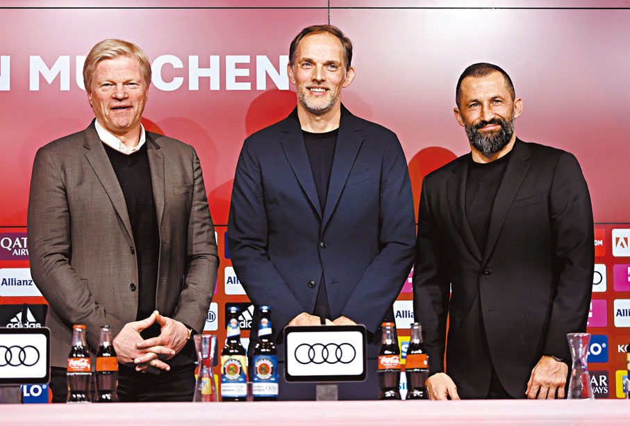 ◆杜曹(中)、沙歷咸美錫(右)和拜仁主席簡恩出席記者會。 新華社