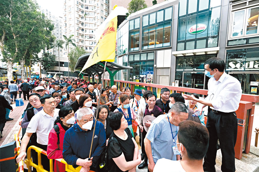 ◆李慧琼要求政府規管提供旅行團「團餐」的食肆，並建議將旅客分流至啟德郵輪碼頭一帶。圖為近日中午有大量旅客湧往土瓜灣區內一家酒樓用膳。香港文匯報記者涂穴  攝