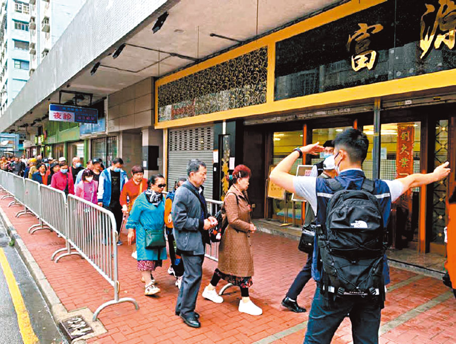 ◆姚柏良建議政府完善相關配套設施。圖為旅監局接連兩天派職員到土瓜灣一帶，疏導旅客人流。 旅監局圖片