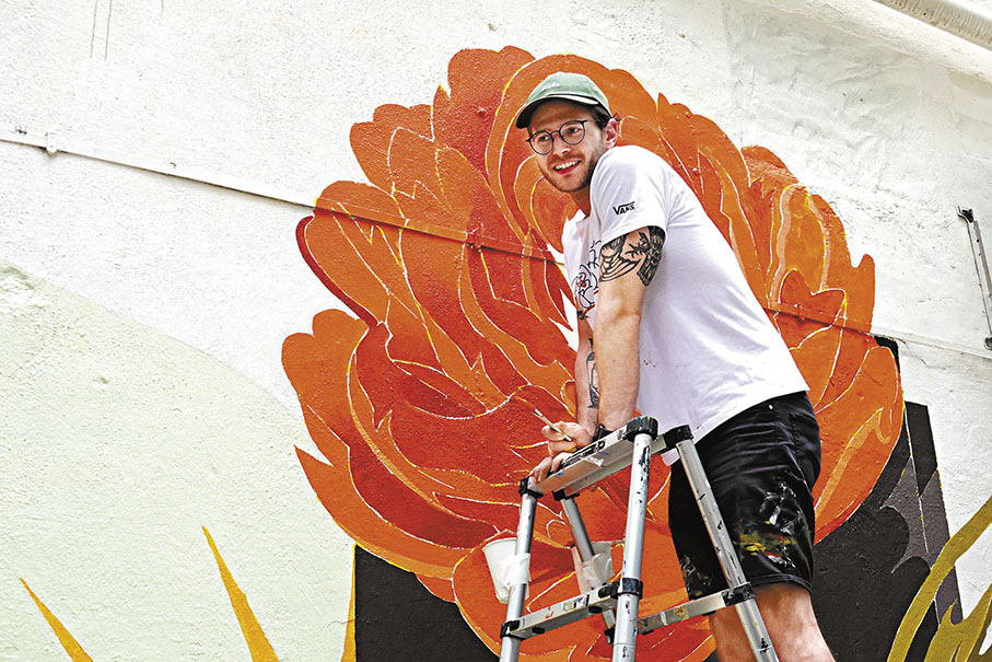 ◆Mára Cmára在他的作品旁。