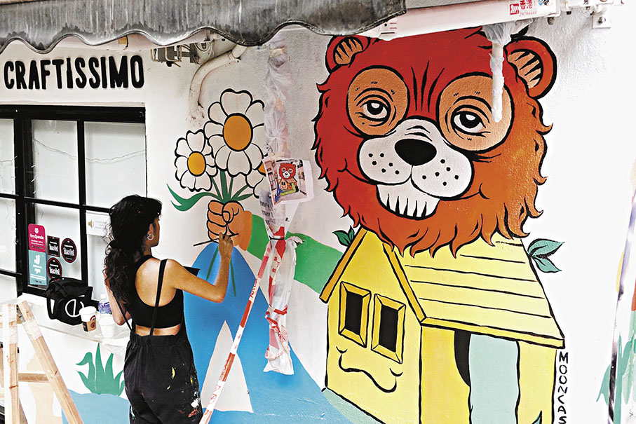 ◆Mooncasket和她的壁畫作品。