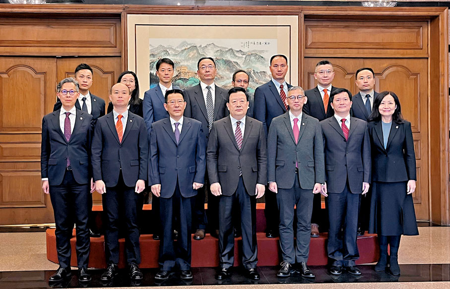 ◆胡英明（前排右三）與夏寶龍（前排右四）會面。廉政公署圖片