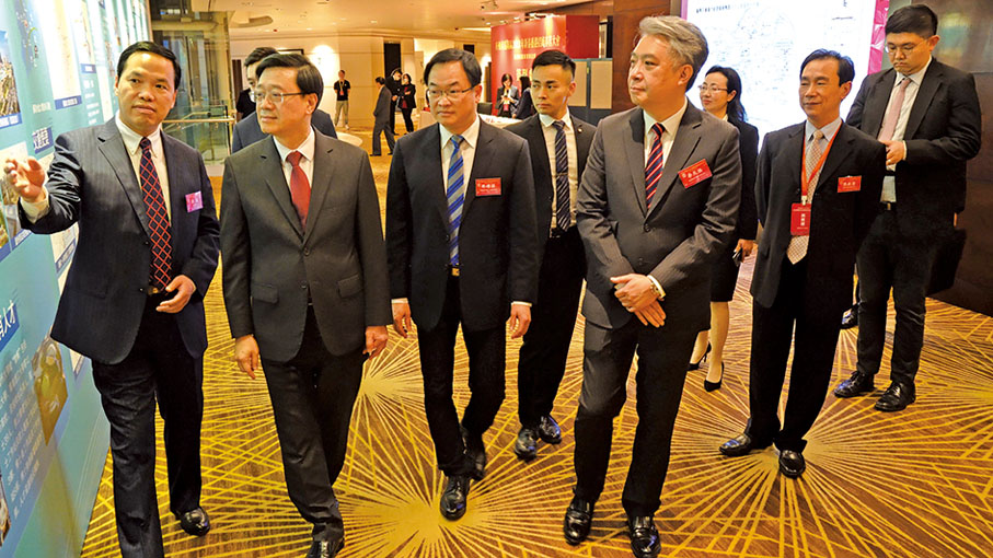 ◆ 黃彪書記向行政長官李家超介紹番禺最新情況。