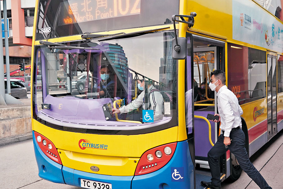 ◆ 五間專營巴士公司申請加價，加幅介乎約一成至五六成之高。 資料圖片