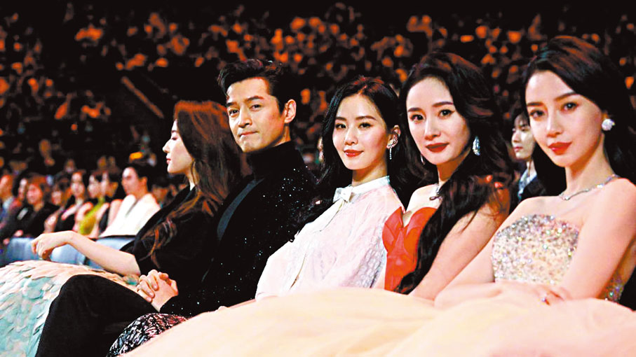 ◆胡歌昨晚出席微博之夜典禮，身旁坐着劉亦菲（最左）、劉詩詩、楊冪及Angelababy等4位女神。