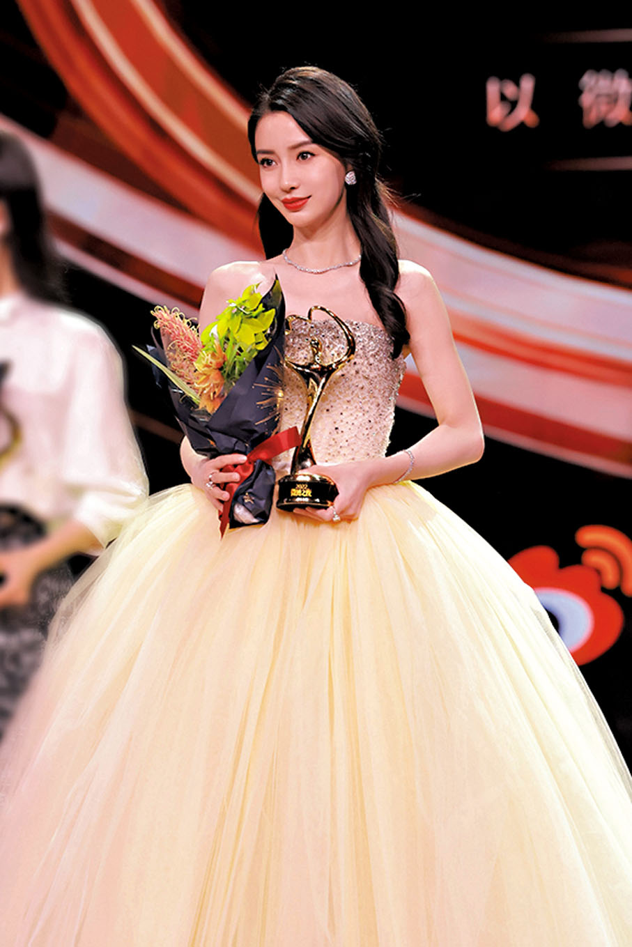 ◆Angelababy「夢幻公主」造型出席頒獎儀式。