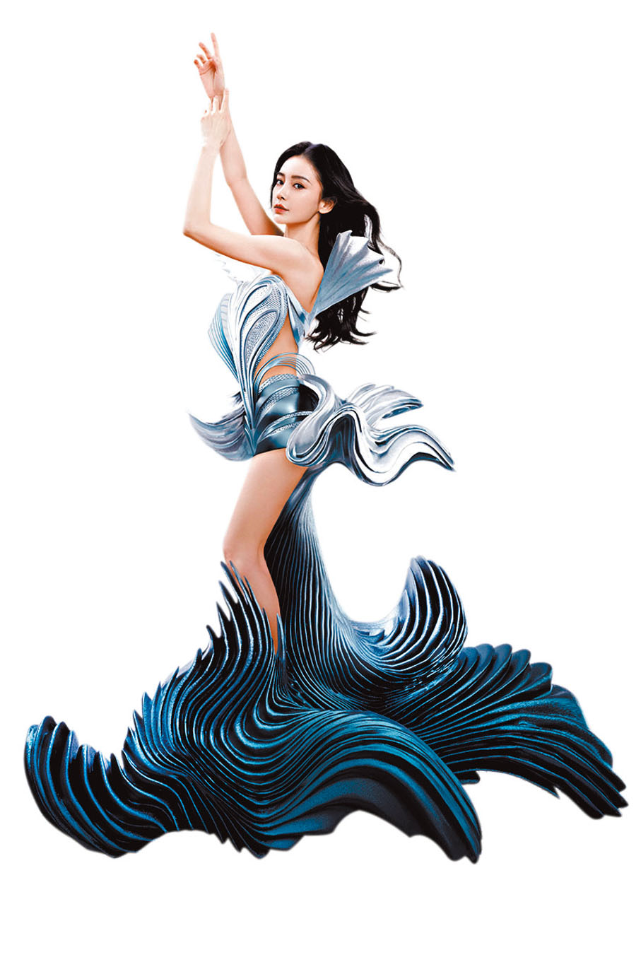 ◆Baby「黑天鵝」造型是Georges Hobeika 2023春夏高訂晚裝，配以RogerVivier高跟鞋，搭配水晶鑽石首飾。裙身簡約流利的線條刻畫曼妙身材，黑色的立體「翅膀」張開在身側，如黑天鵝般高貴優雅。