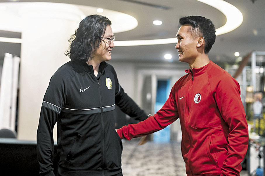 ◆ 港將徐宏傑（右）與現任大馬主帥金判坤喜相逢。 足總圖片