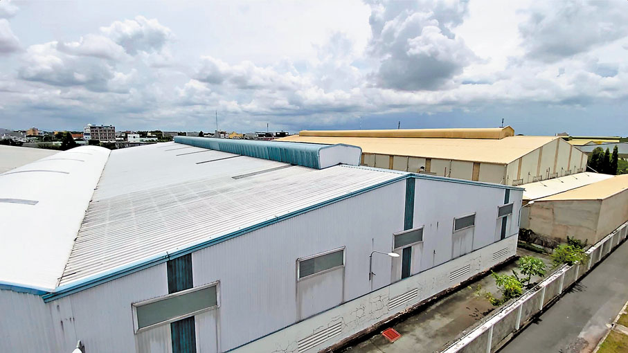 ◆ 在建廠初期，工業園內其他本地工廠的廠房，大多僅僅是用鐵皮搭建而成。