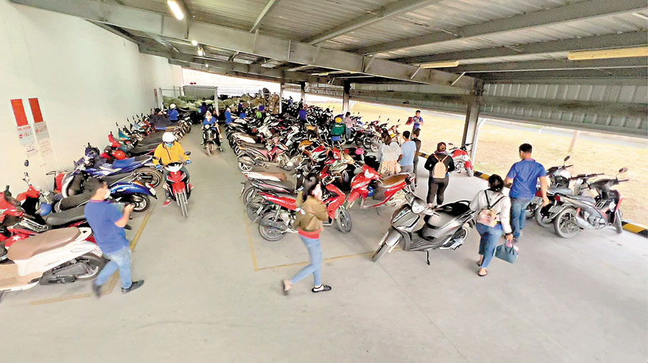 ◆冠翎越南工廠本地員工大多使用電單車通勤。