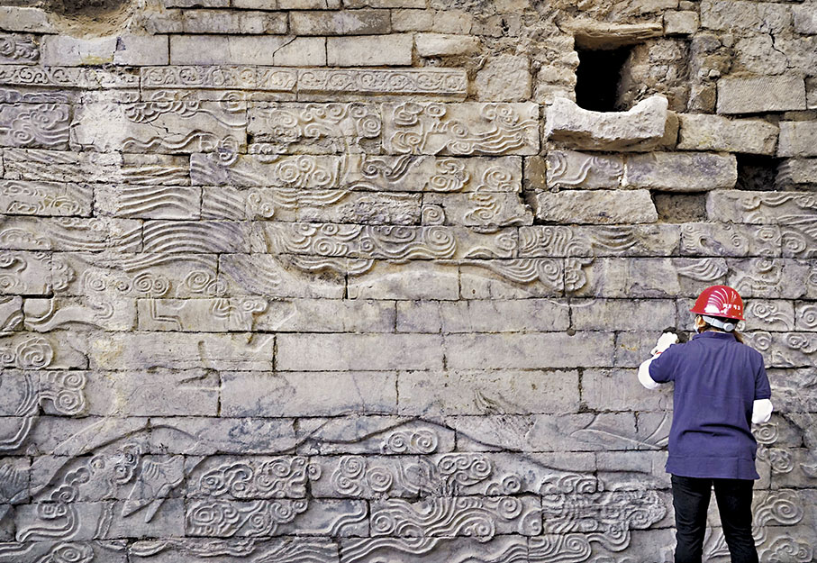 ◆工作人員在清理河南開封州橋遺址出土的巨幅石雕祥瑞壁畫。 新華社