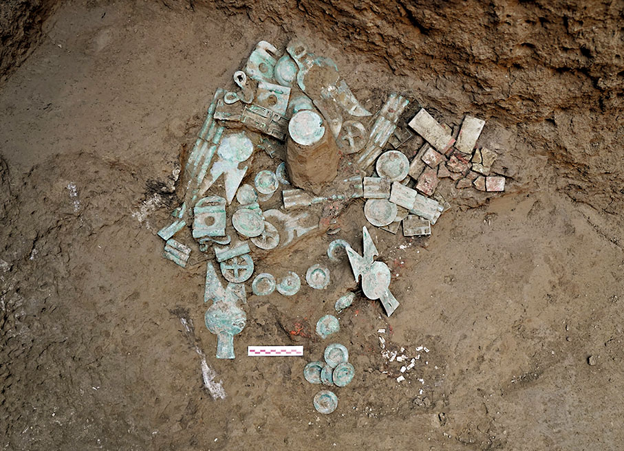 ◆陝西旬邑西頭遺址M98墓室出土的車馬器。 新華社