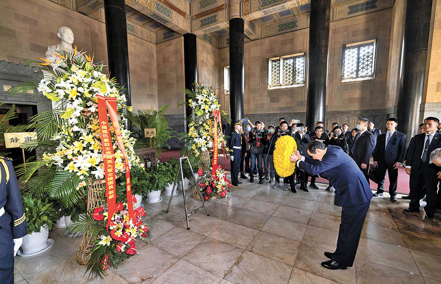 ◆在中山陵祭堂，馬英九向孫中山坐像敬獻花環。新華社