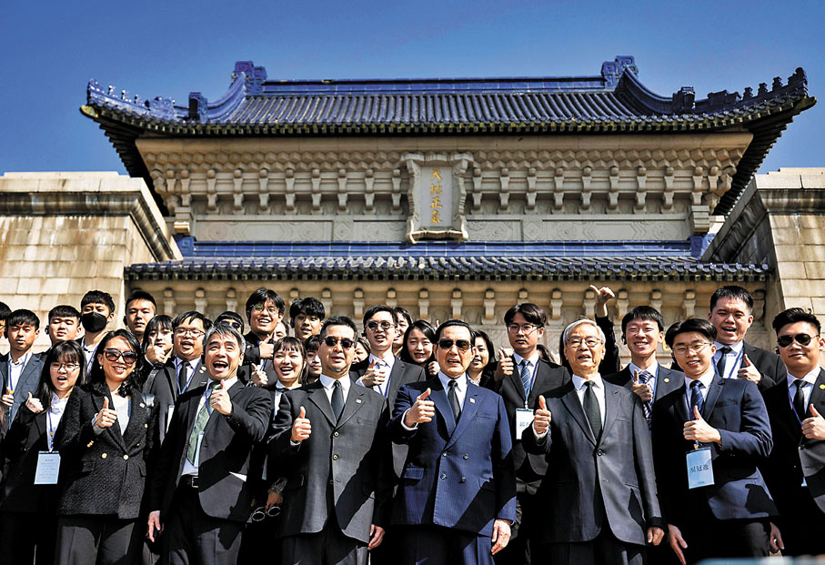 ◆3月28日上午，中國國民黨前主席馬英九一行拜謁南京中山陵。這是馬英九與隨行成員合影留念。 新華社