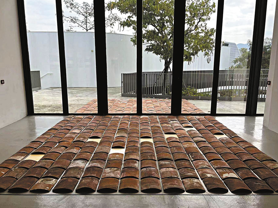 ◆馮永基以建築瓦片築成作品。