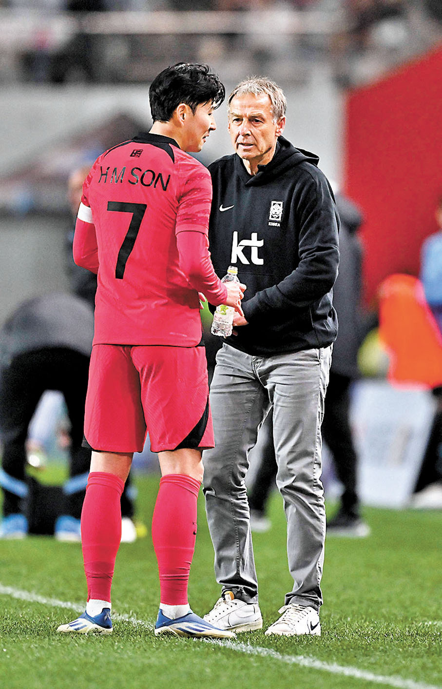 ◆奇連士文(右)向孫興民下達戰術指示。 法新社