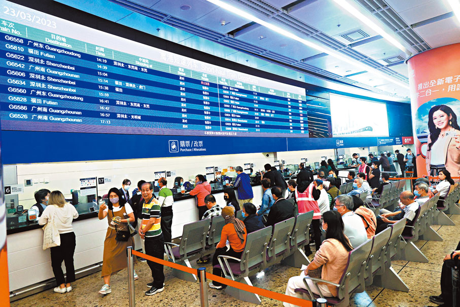 ◆ 圖為大批旅客在高鐵西九龍站排隊買票。 中通社
