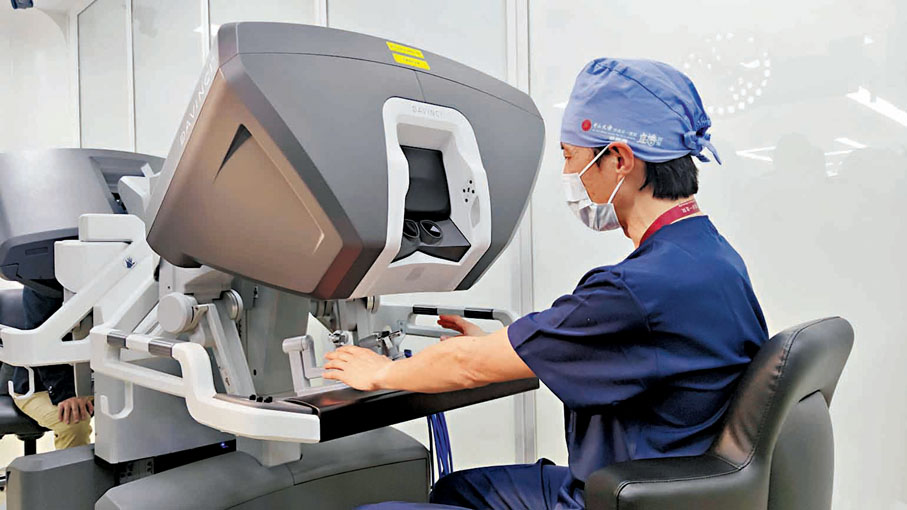 ◆ 醫生遠程連接手術機械人為患者做微創手術。香港文匯報記者盧靜怡  攝