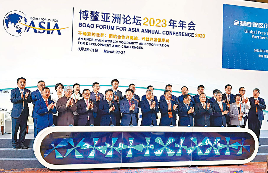 ◆ 與會嘉賓共同啟動《全球自由貿易區（港）夥伴關係倡議》。 香港文匯報記者何玫 攝