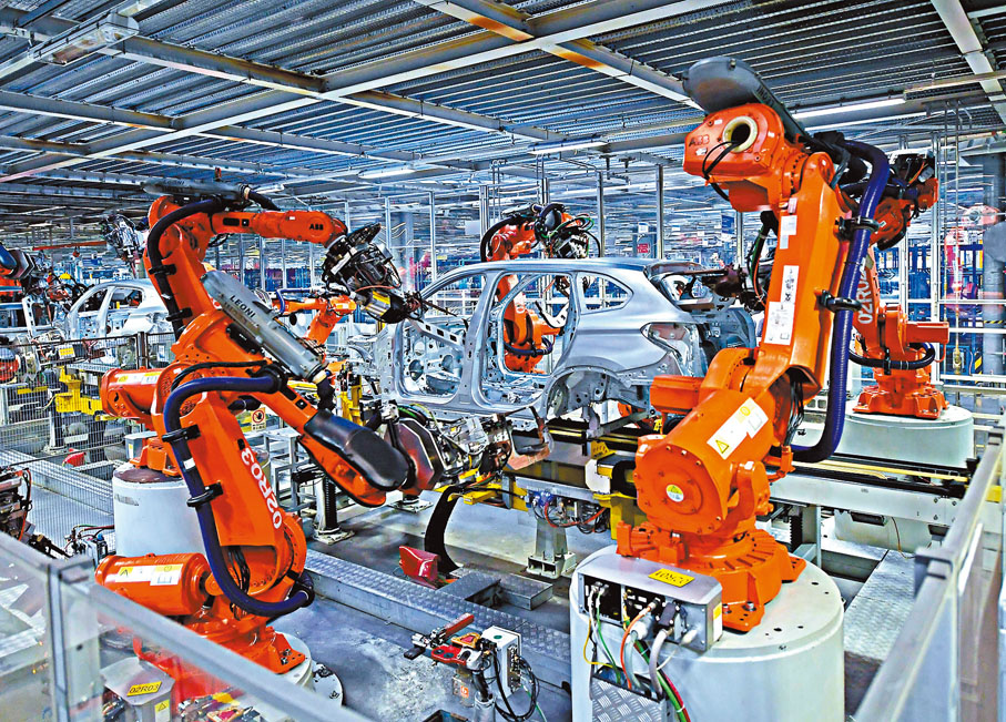 ◆與會德國企業表示，看好中國未來經濟平穩發展，希望在多個新興領域繼續深耕。圖為2022年2月16日，在華晨寶馬瀋陽鐵西工廠車身車間，機械臂在焊接車身。 資料圖片