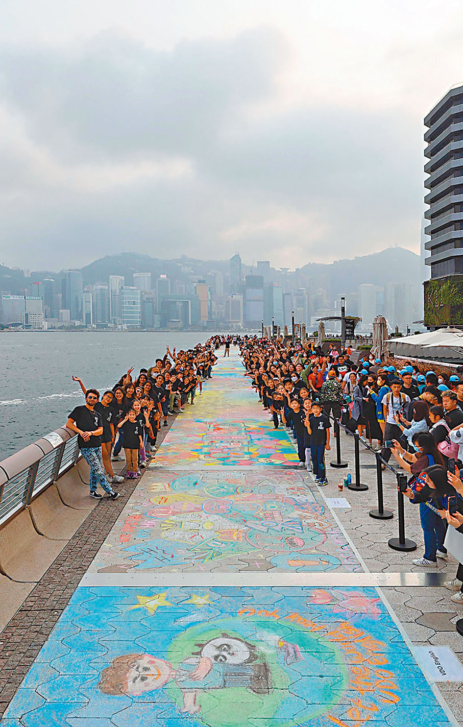 ◆200名藝術家及學生共繪60米長粉筆畫。 K11 MUSEA供圖