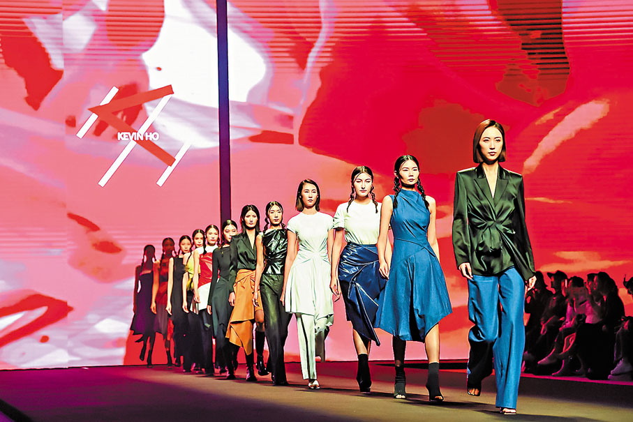 ◆在「FASHION FUSING大灣區聯合時裝秀」上，香港設計師Kevin Ho展示其匠心之作。
