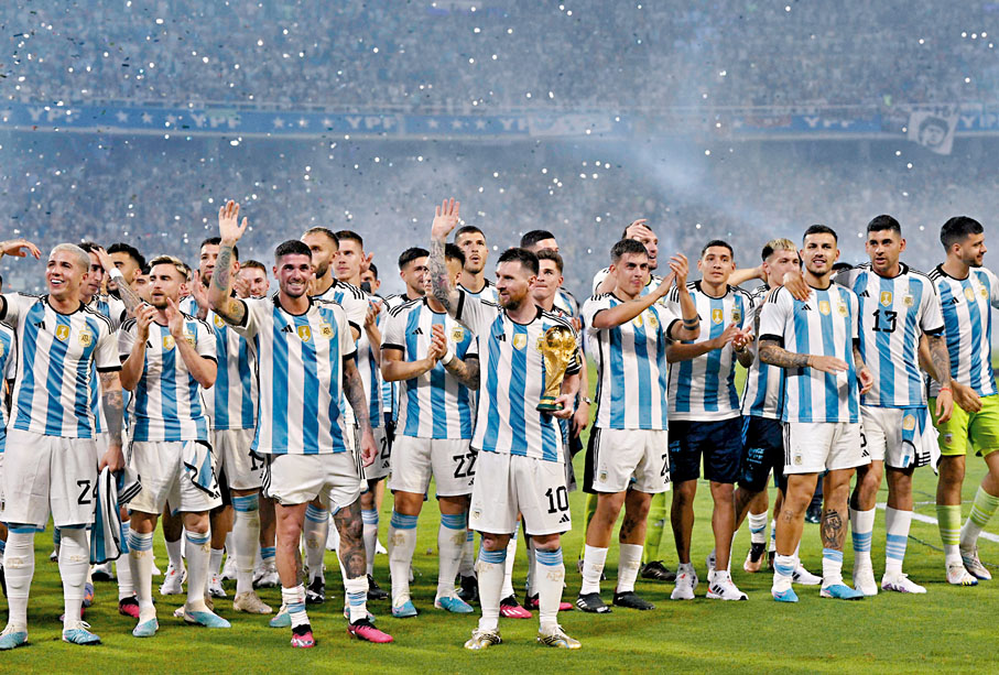 ◆今場比賽同時也是阿根廷世界盃奪冠的其中一項慶祝活動，美斯(中)接受現場逾8萬名球迷歡呼。  法新社