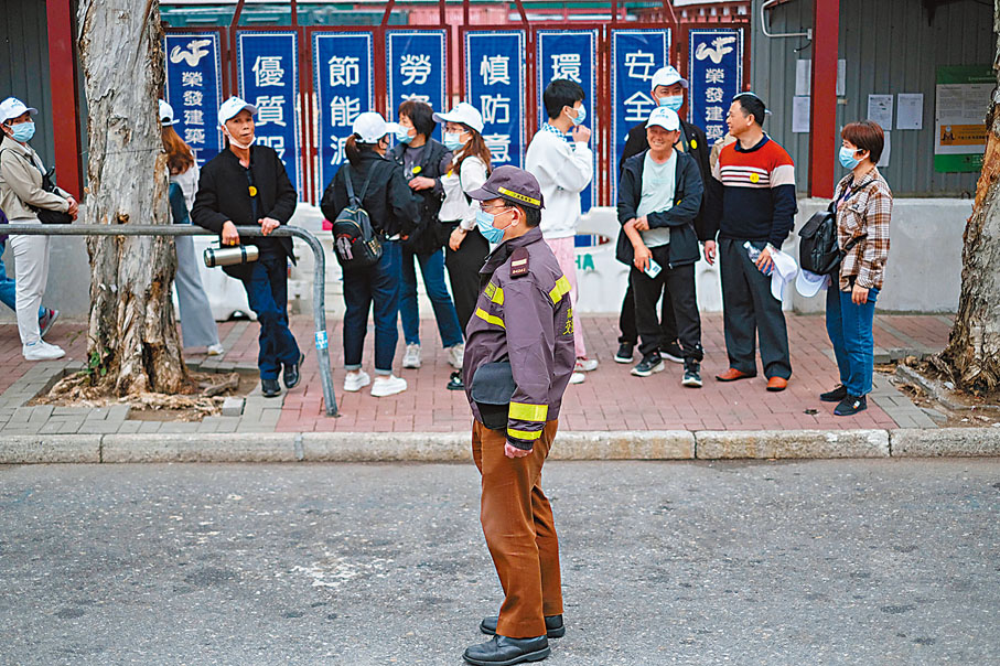 ◆旅監局與業界及團餐食肆制定包括用餐預約制等的新措施，昨日正式生效，現場所見，「團餐」人龍比之前縮短。香港文匯報記者涂穴  攝