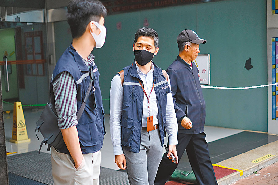 ◆ 旅監局工作人員在現場監督。香港文匯報記者涂穴  攝