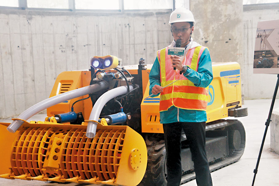 ◆ 羅肇輪簡介遙控清淤機械人「深水清2.0」的運作情況。香港文匯報記者聶曉輝  攝