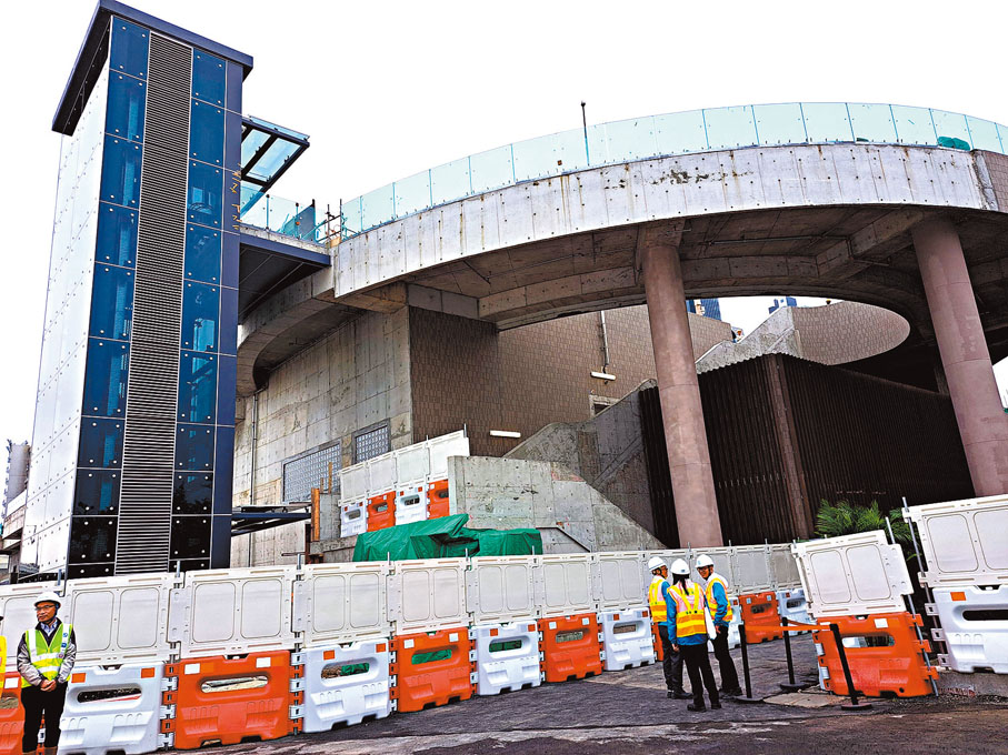 ◆ 觀塘污水泵房和建造中的園景平台。香港文匯報記者聶曉輝  攝