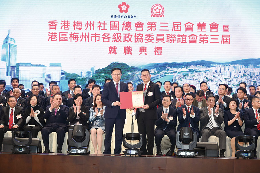◆中聯辦副主任何靖(左)頒發梅總主席證書予曾智明(右)。