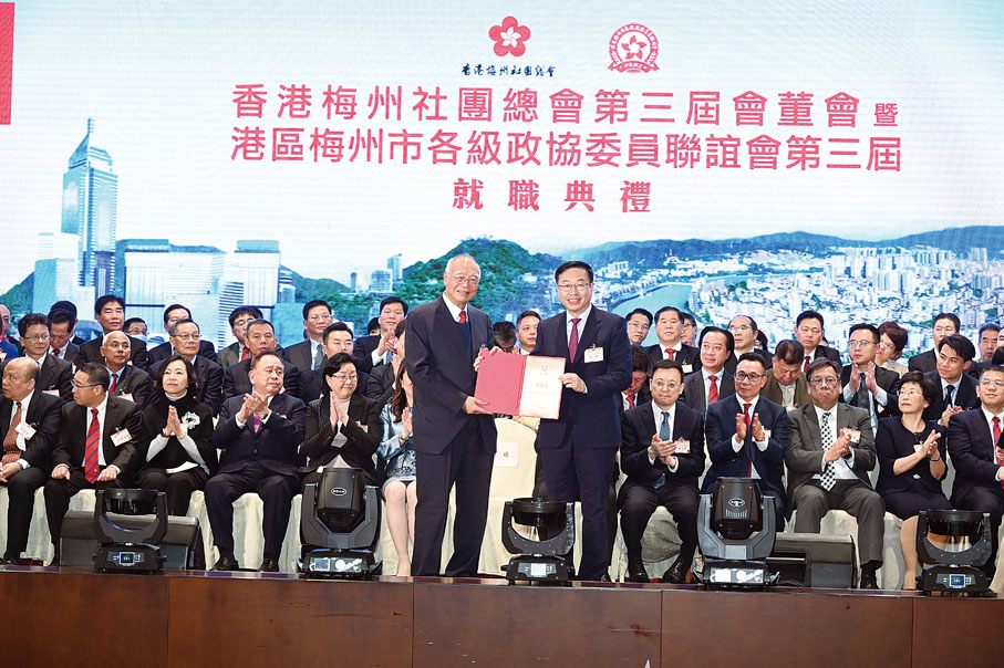 ◆中聯辦副主任何靖(右)頒發梅總榮譽主席選任證書予張慶華(左)。