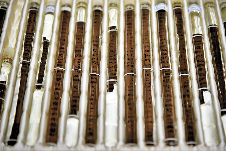 ◆ 竹簡要經過「發汗」「殺青」的步驟，故又稱為「汗青」。圖為出土的古代竹簡。 資料圖片