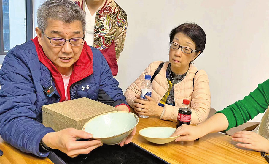 ◆ 翟健民、劉惠芳伉儷一同指導學員，傳授鑑藏秘籍。