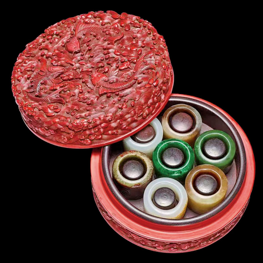 ◆ 胤雪堂藏乾隆翡翠和闐玉扳指七件。